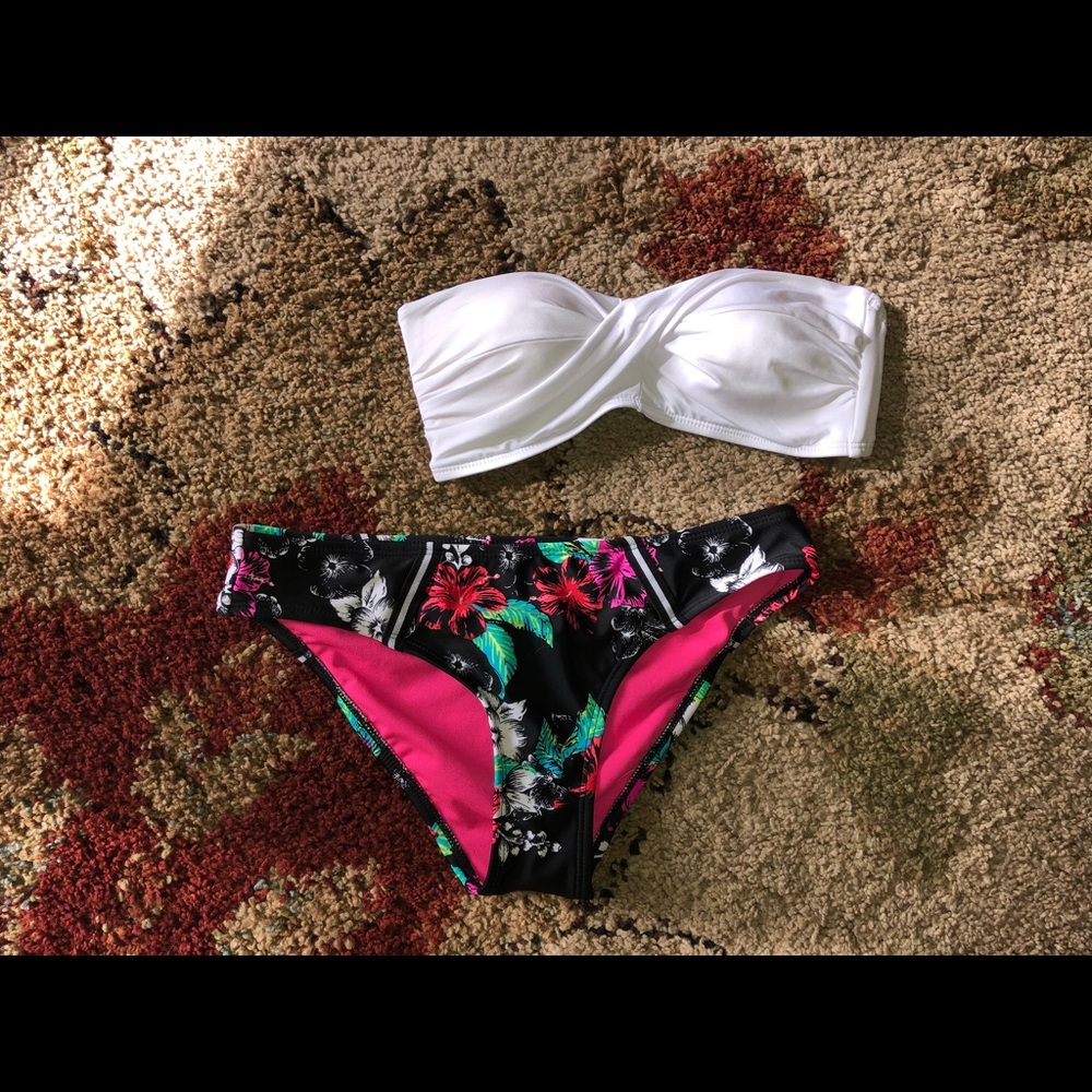 White swimsuit top XS